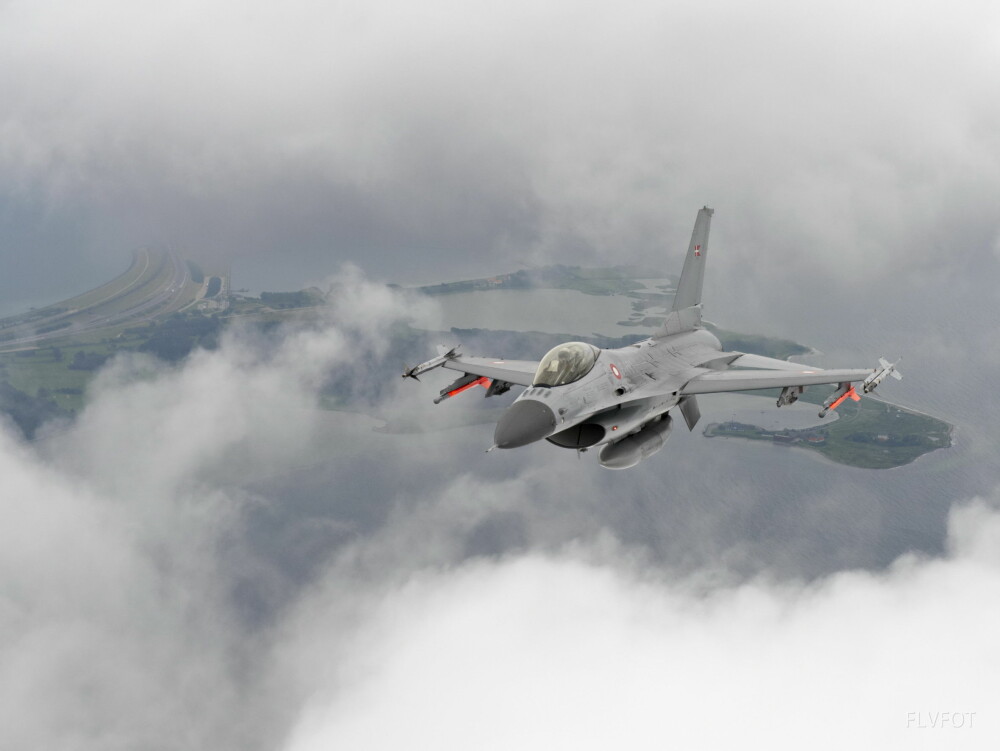 <b>SKYMUR:</b> De hvite skyene virket ufarlige fra oversiden, men inne i varmfronten lå en diger tordensky på lur. Illustrasjonsbildet av en dansk F-16 er tatt mange år etter ulykken.