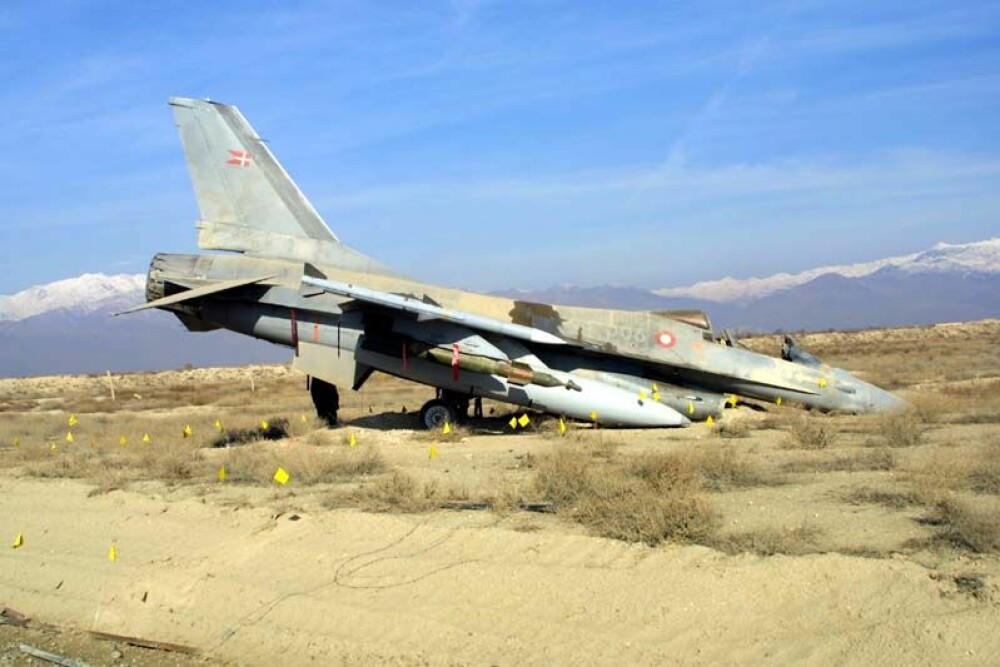 <b>LØPSK:</b> Dette F-16-flyet havnet ute i et minefelt på Bagram-basen i 2002.