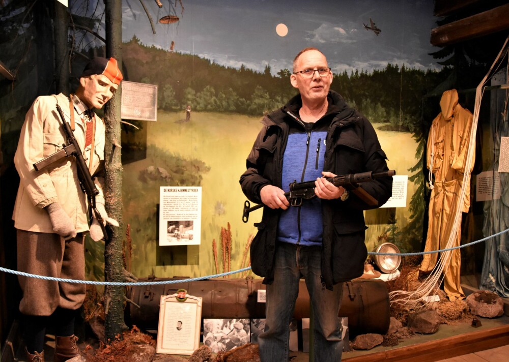<b>EGEN STENGUN:</b> Museums-bestyrer Ronny Steen foran ett av tablåene på hjemmefrontmuseet på Fossesholm, med en plombert Stengun som er i hans eie. Tablået viser henting av flyslipp på Holtefjell i Øvre Eiker.
