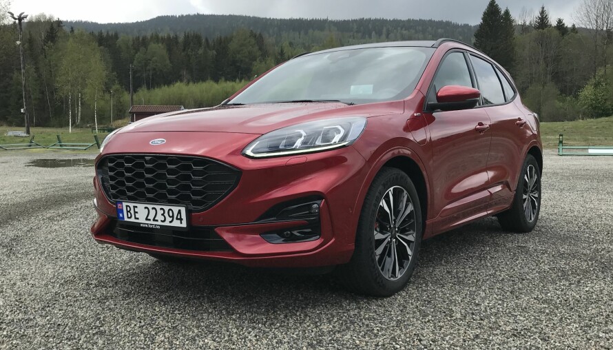 ELEKTRISK: Du skal kunne kjøre Kuga 56 km på bare strøm. Med veggmontert lader på 11 kW trenger batteriet fire timer på å lade fullt.