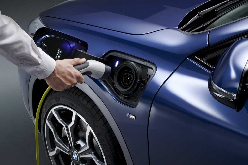 <b>LADETID:</b> Batteriet har en kapasitet på 10 kWh og kan fullades på litt over tre timer, ifølge BMW. 