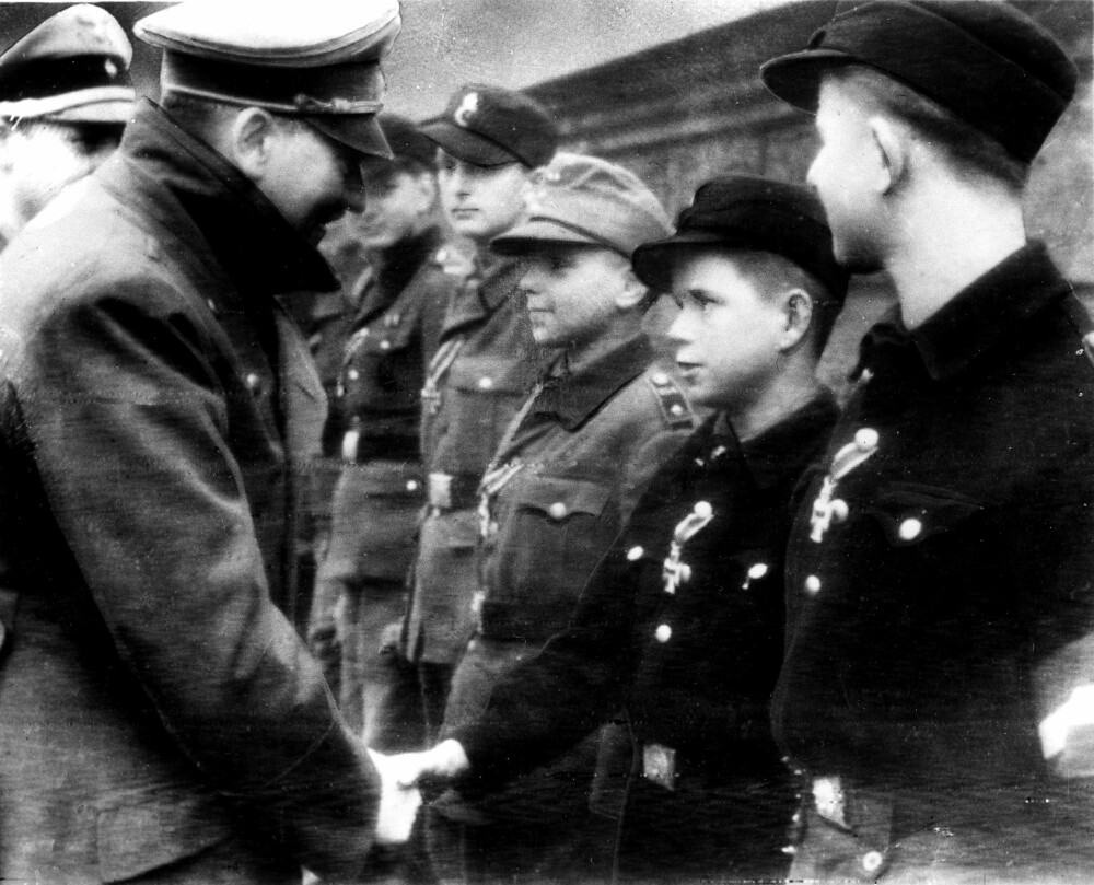 <b>SISTE OPPTREDEN:</b> En kraftig redusert Adolf Hitler under en propaganda-opptreden som skulle bli hans siste, 19. mars 1945. 12-åringen Alfred Czech ble tildelt en nøkkelrolle som mottager av jernkorset. 