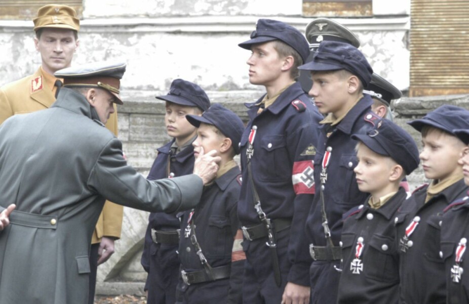 <b>BLØT I KLYPA:</b> Skuespilleren Bruno Ganz i rollen som Hitler gjenskapte nazi-førerens siste offentlige opptreden i filmen «Der Untergang». Innfelt; klypingen i kinnet til Alfred Czech (12).