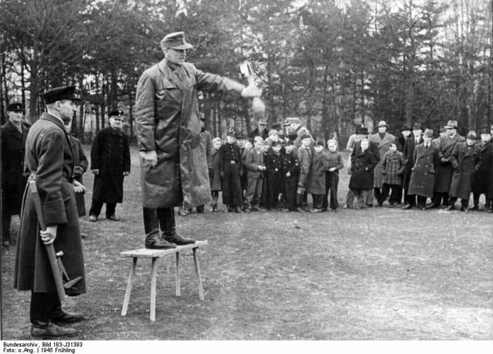 <b>KURS:</b> Etter å ha lovet Adolf Hitler å bli soldat, ble Alfred Czech sendt på et kurs som dette, der barn og gamle ble lært opp i bruken av antitankvåpenet Panzerfaust.