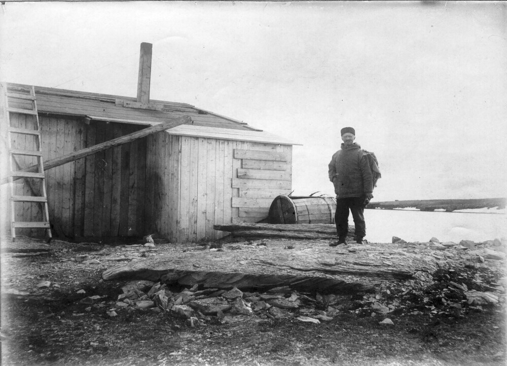 <b style="font-size: 0.95rem;">SVALBARD:</b> Hjalmar Johansen på Kapp Boheman i Isfjorden på Svalbard, antagelig i 1908.