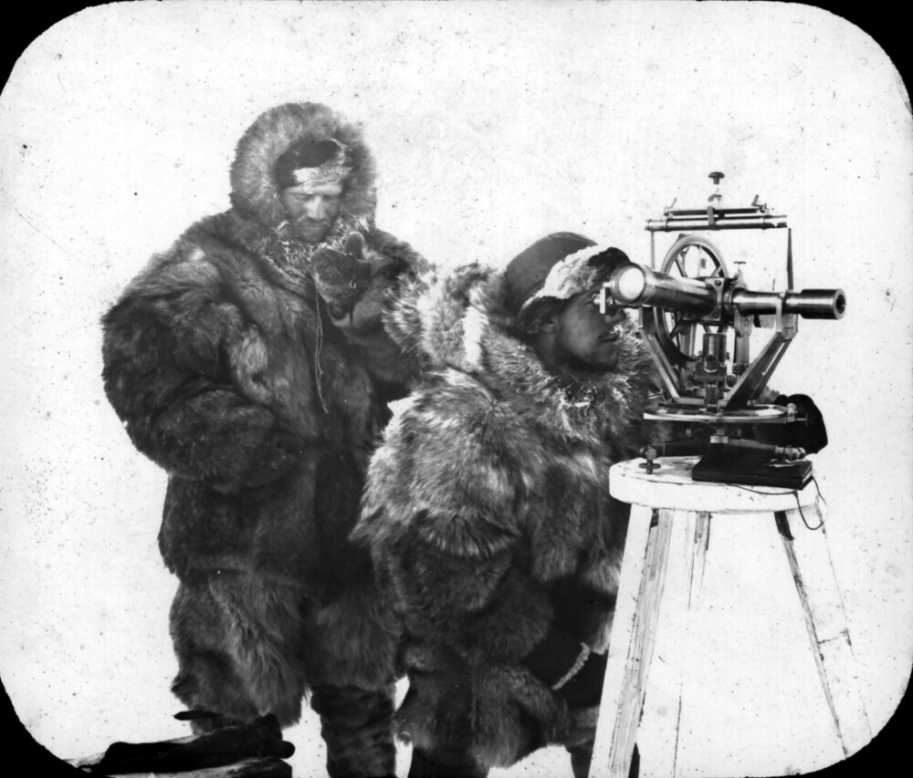 <b>MED FRAM:</b> Fra Nansens «Fram»-ekspedisjon 1893–1896. Hjalmar Johansen (til venstre) assisterer Sigurd Scott Hansen med observasjoner. 