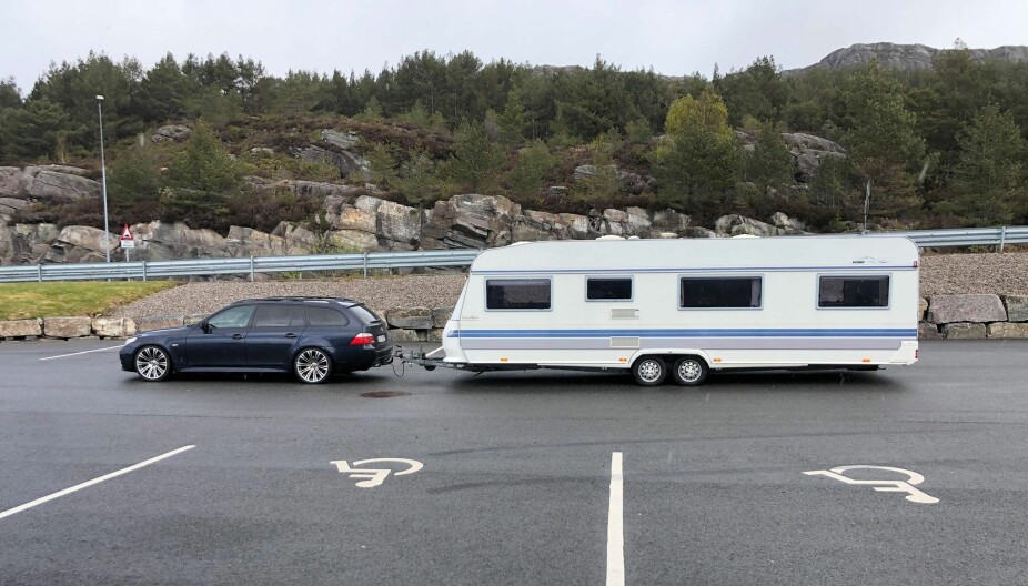 <b>FOR LANG VOGN:</b> Da Chris hadde kjøpt og betalt for sin første campingvogn forstod han at den var for lang til å få plass i oppkjørselen hans.