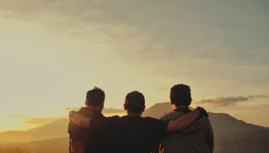 Tre venner ser på utsikten sammen.