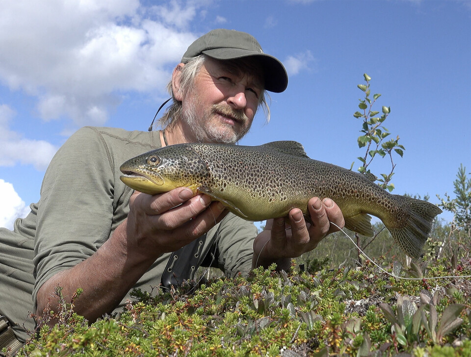HØYDEPUNKTER I SIKTE: Bengt-Are har allerede begynt å binde fluer og glede seg til å svinge fluestanga igjen.