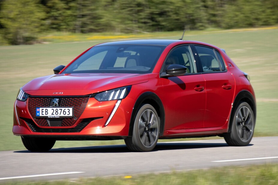 <b>NY STIL:</b> Peugeot har funnet fram til et karakteristisk frontdesign. Det skiller e-208 fra Corsa-e. 