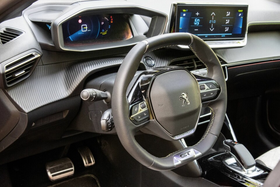 LITE RATT: Det passer den kjøreglade bilen når du suser rundt på småveier. Instrumentene ser du over rattkransen.