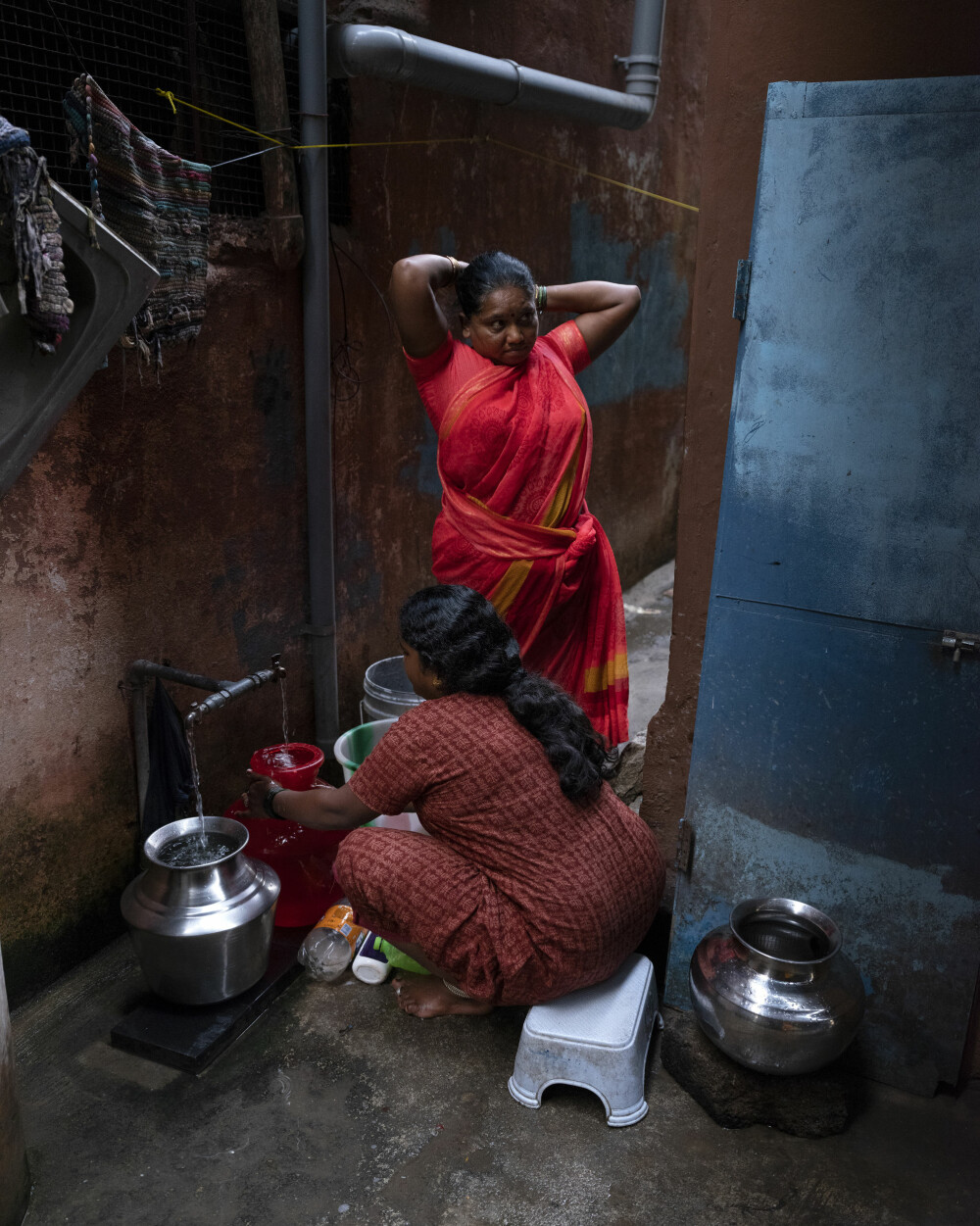 <b>VED VANNPOSTEN:</b> Beboerne i strøket Vyalikaval er blant de mer heldigstilte. Der er kranene med drikkelig vann fra elven Cauvery åpne tre timer om dagen. Vannhenting er en viktig del av hverdagen for Bangalores 12 millioner innbyggere. 