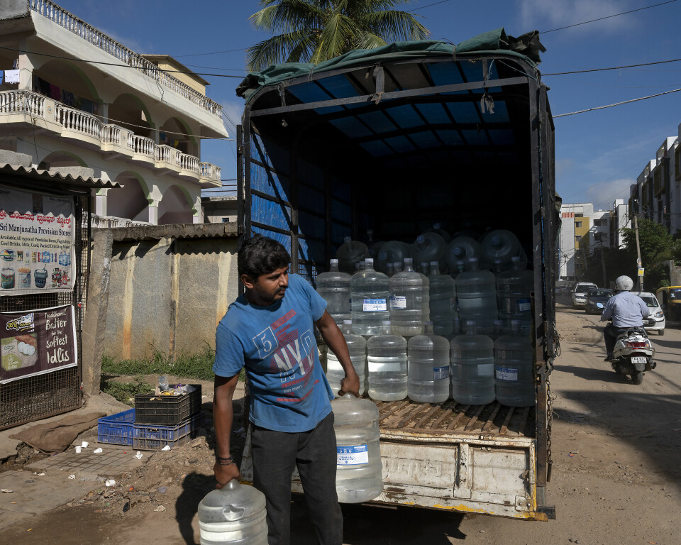 TØRSTESLUKKER: Drikkevann selges på slike 20-literskanner. Ettersom også dette vannet er pumpet opp fra bakken i byens omgivelser, bidrar tørsteslukkingen til det synkende nivået i grunnvannsspeilet.
