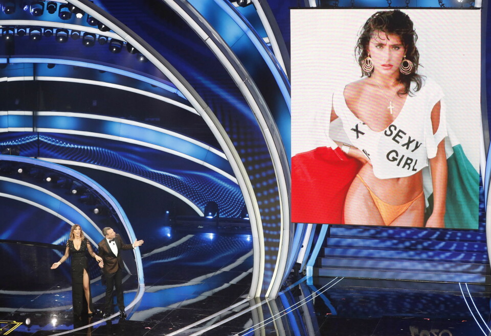 SEXY GIRL: Sabrina på scenen under årets Sanremo-festival, der hun slår ut med armene mens hennes fortid viser seg på storskjermen ved siden av.
