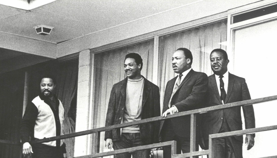<b>DAGEN FØR DRAPET:</b> Her står Martin Luther King (nr. to f.h.) sammen med blant andre Jesse Jackson utenfor rom 306 på Lorraine Motel.