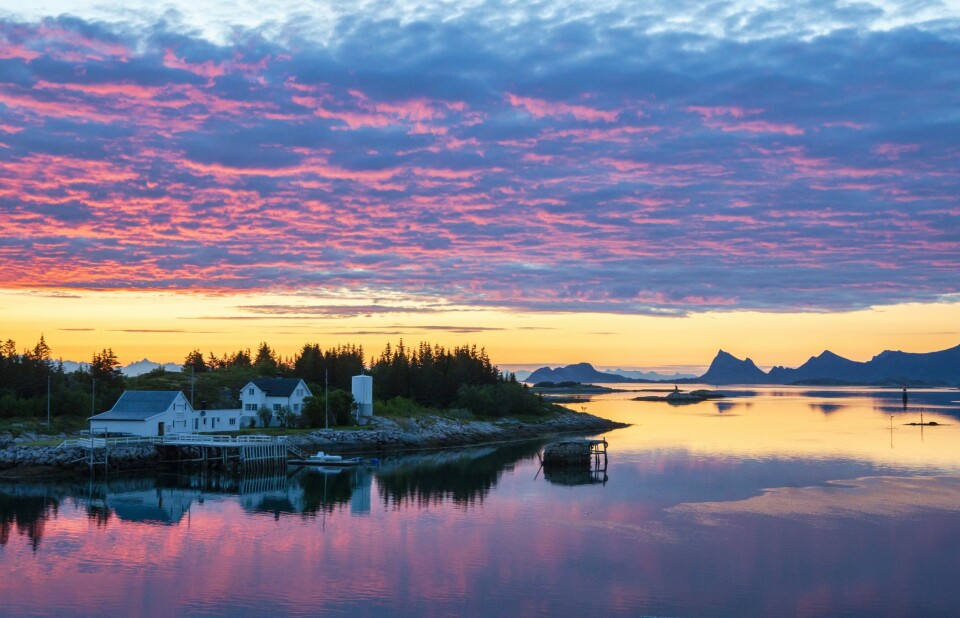 NAUSTHOLMEN OG ENGELØYA: Fra sjøhyttene til Børge Ousland på øya Manshausen i skjærgården utenfor Nordskot, har man en fantastisk utsikt mot Naustholmen, Engeløya og Lofotveggen.