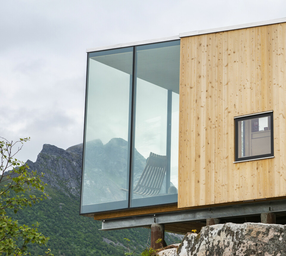 OvernattingNordskot Brygge tilbyr overnatting i fire moderne sjøhus med totalt 22 sengeplasser. Ukepris fra cirka kr 8000–12000 per sjøhus.Manshausen tilbyr overnatting i prisbelønte sjøhytter, sovealkover på loft, eller i ulike typer båter. Priser fra 900–2250 kr per døgn.Naustholmen tilbyr lun overnatting i hovedhuset og i svevetelt ute. Øydøgn koster 1300 kr per person.