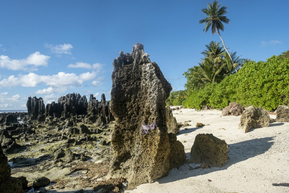 <b>KOSE SEG:</b> Nauru kan by på verdens verste strender dominert av steinkratre etter fosfatutvinningen.