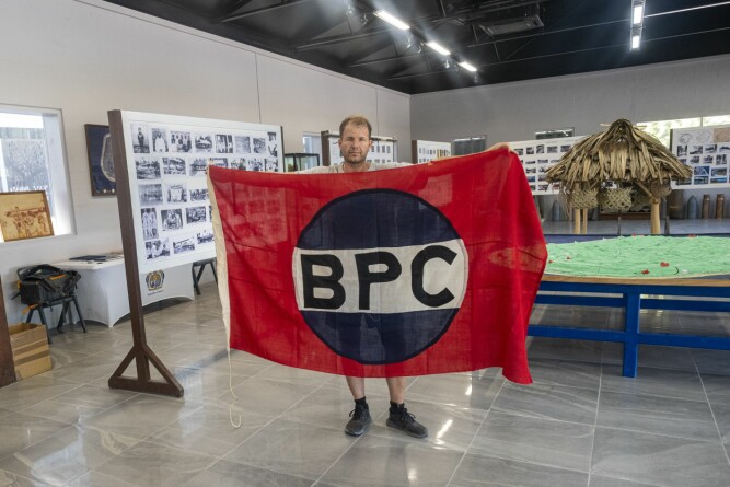 <b>FOSFAT:</b> Artikkelforfatteren med flagget med initialene til British Phosphate Commission.