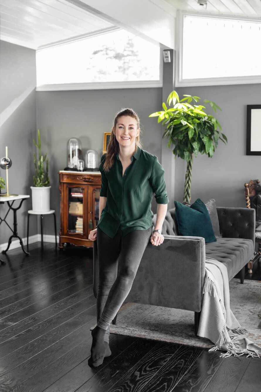 Silje og Geir har malt stueveggene i fargen Grå skifer, mens gulvene var svarte fra før. De grå sofaene er fra Sofacompany Du kan følge Silje på instagramkontoen @greyhouse.no.