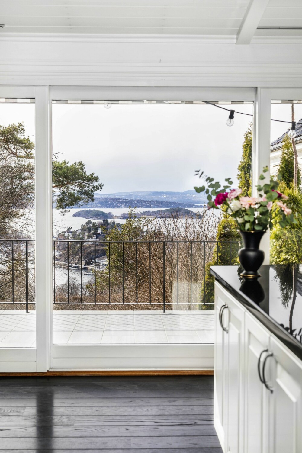 Fra huset på Bekkelaget er det vakker utsikt mot Ormøya, Malmøya og Nesodden. Til badestranden er det bare en ti minutters spasertur.
