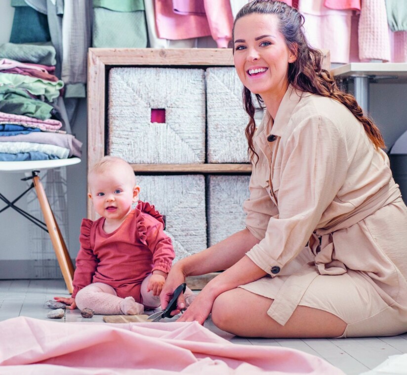 SYR SELV: Stine Skoli Ommedal syr klær til jentene sine selv, og lille Vilde har tilbrakt store deler av livets første år i mammas syrom.