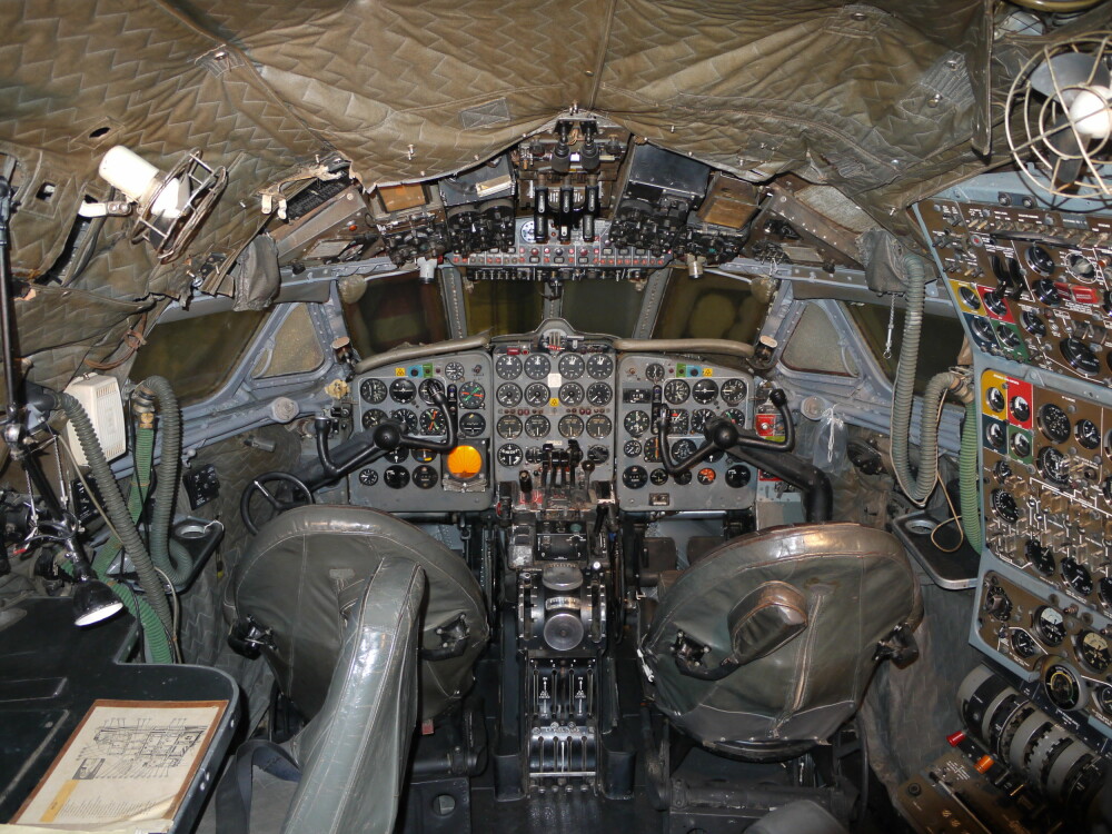 <b>LABYRINT:</b> Sett med dagens øyne var cockpit en teknisk labyrint. Besetningen besto av to flygere, systemoperatør og navigatør/radiooperatør.