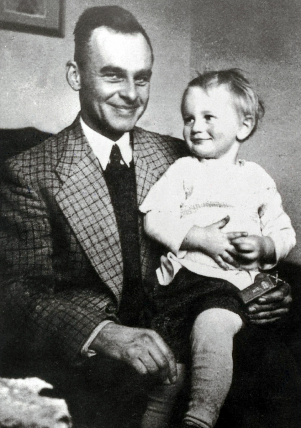 RETT FØR: Pilecki i 1940 med sin nevø, rett før han lot seg ta til fange.