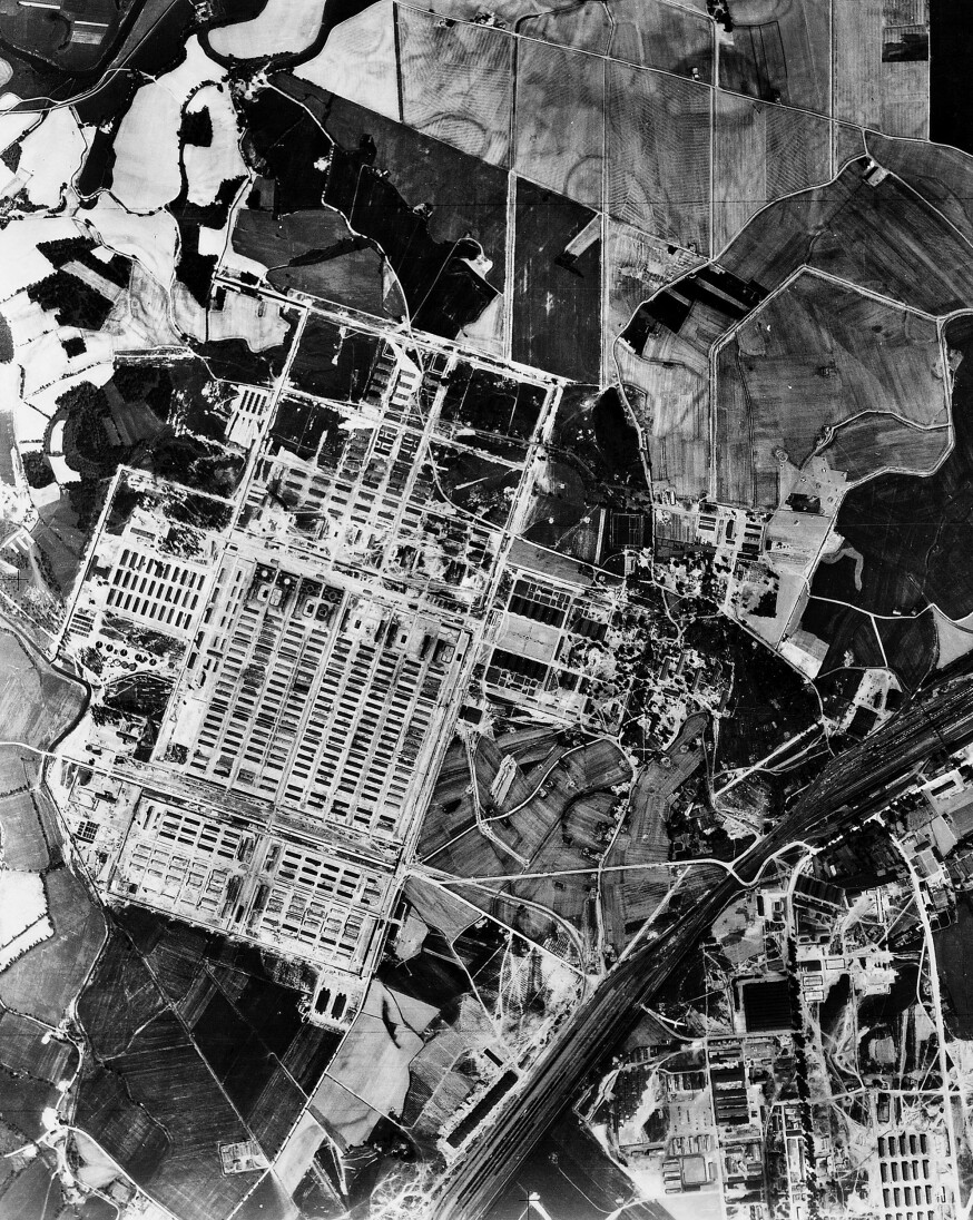 ALLIERT ETTER-RETNING: Birkenau og Auschwitz fotografert fra alliert fly 31. mai 1944. Gasskamrene ligger mot venstre hjørne på bildet.