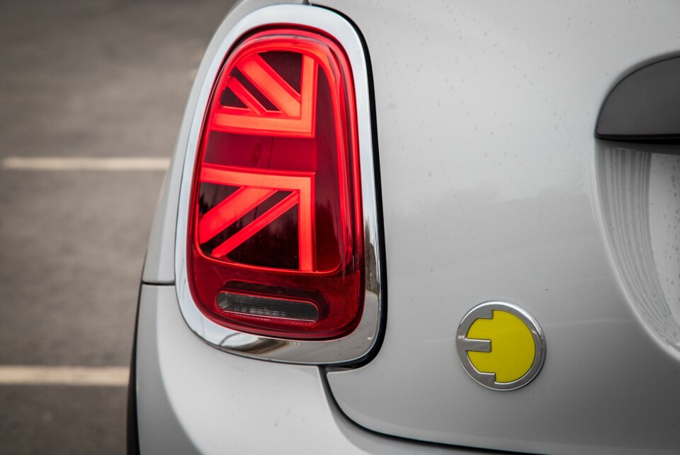 FLAGGET TIL TOPPS: 20 år etter at BMW overtok Mini, føler man fortsatt behov for å massere den britiske nasjonalfølelsen.