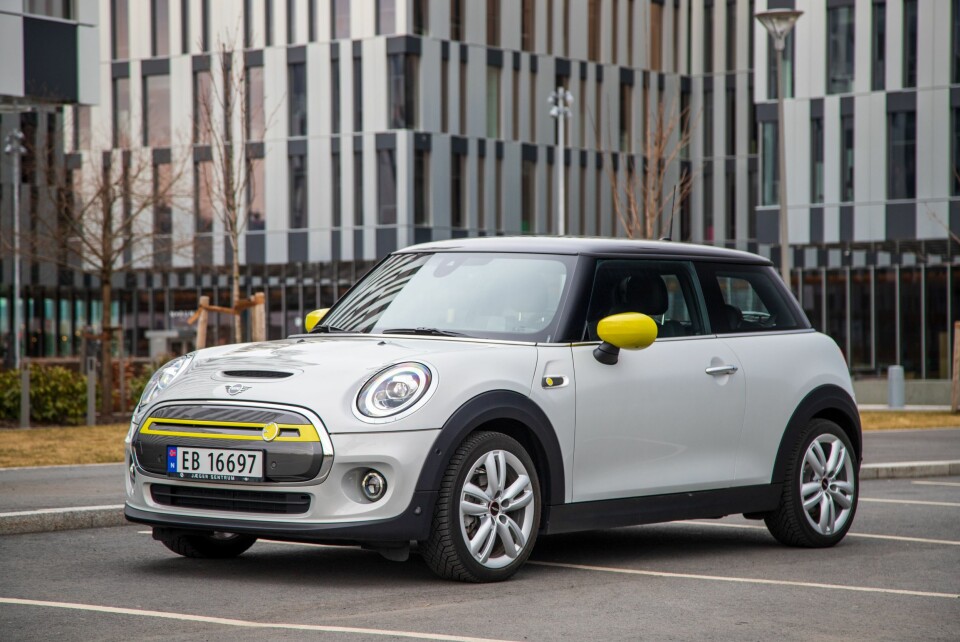 URBAN HELT: Mini skal være et stilikon for den urbane eliten, men er aller best som morobil på landevei.