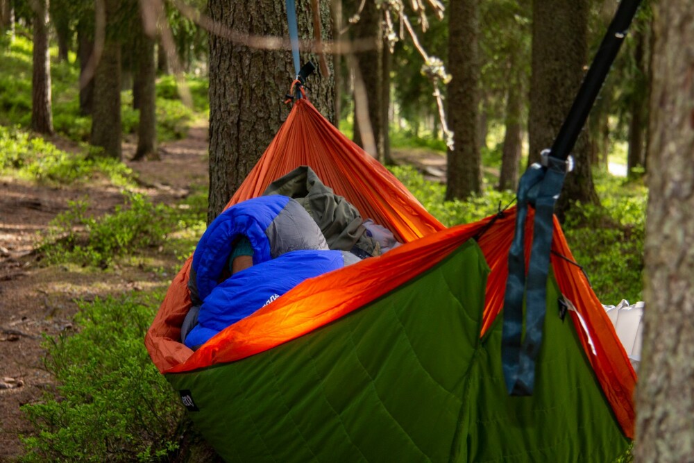 <b>SOVE UTE:</b> Med hengekøye, en god sovepose, et godt liggeunderlag og kanskje til og med en underdyne under hengekøya, så kan du sove godt selv om det er kaldt ute.