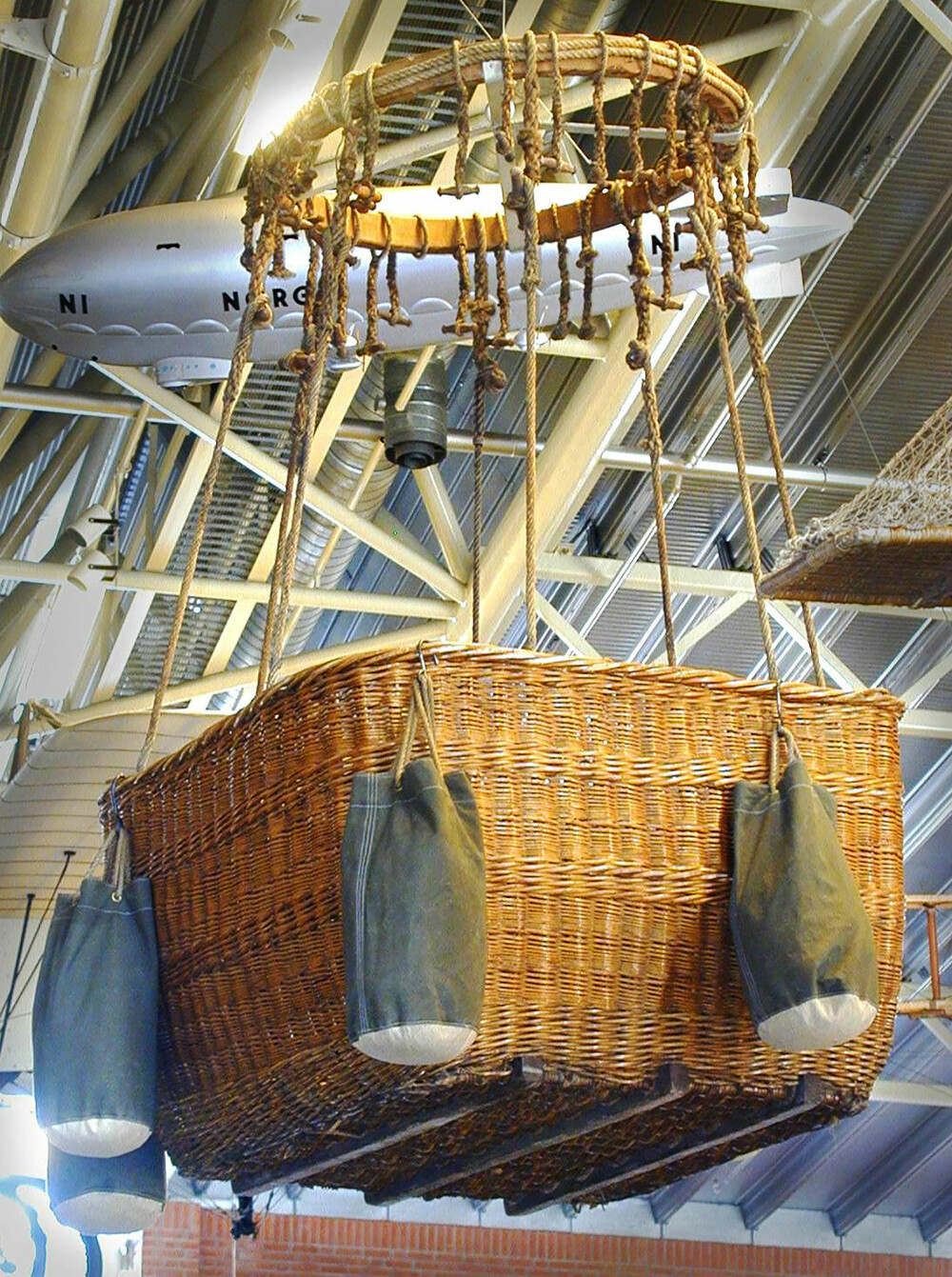 <b>FØRST UTE OG OPPE:</b> Ballongen «La Ville d’Orleans» ble første flyvende farkost over norsk jord. I dag henger kurven på Teknisk Museum. Det franske flagget skal ha fulgt den ustyrlige ballongen med til Norge.