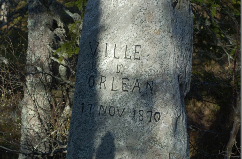 <b>«BALLONGFARARSTEINEN»:</b> Minnesmerket står på Lifjell oppunder tregrensen, der «La Ville d’Orleans» traff bakken i 1870.