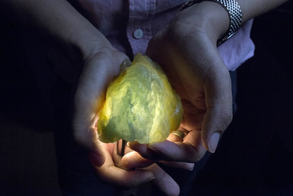 <b>FERDIGBEHANDLET:</b> En selger viser fram en jadestein på et hotellrom i byen Yin Jiang i Yunnan-provinsen i Kina. Denne ene steinen vil selge for 50 000 dollar på det svarte markedet. 