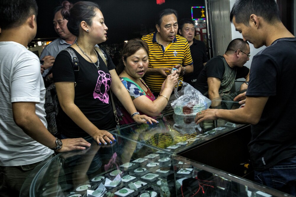 <b>OFFENTLIG UTSALG:</b> En gruppe kinesiske turister inspiserer jadeutvalget på en butikk i Mong La. Mens mennene er mest interessert i å handle ris-vin som inne­-holder både tigerbein og kinesiske urter er kvinnene mest interessert i å kjøpe jadesmykker. 