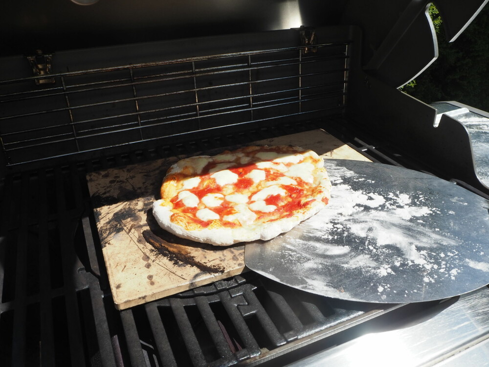 <b>KALD PIZZASTEIN ER FY:</b> Steinen må varmes med grillen, i minst 20 minutter. Da får du kanskje en perfekt pizzabunn.