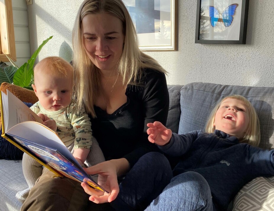 HYSTERISK MORSOMT: Vitsebokforfatter Lise Dragland leser morsomheter til stor glede for barna.