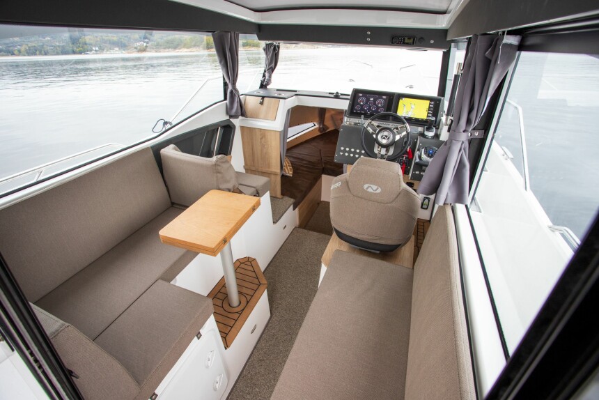 UTE OG INNE: Nordkapp Gran Coupe 905 (her i standardversjon) har en god avveining mellom ute- og inneområder. Dermed blir det trivelig enten du skal overnatte, sole deg eller sitte lunt innendørs.