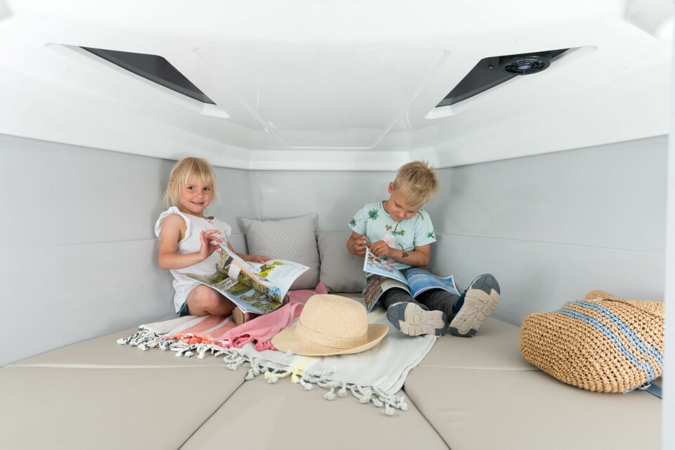 FOR DE SMÅ: Ingen turbåt, men kabinen er et fint sted for smårollinger.