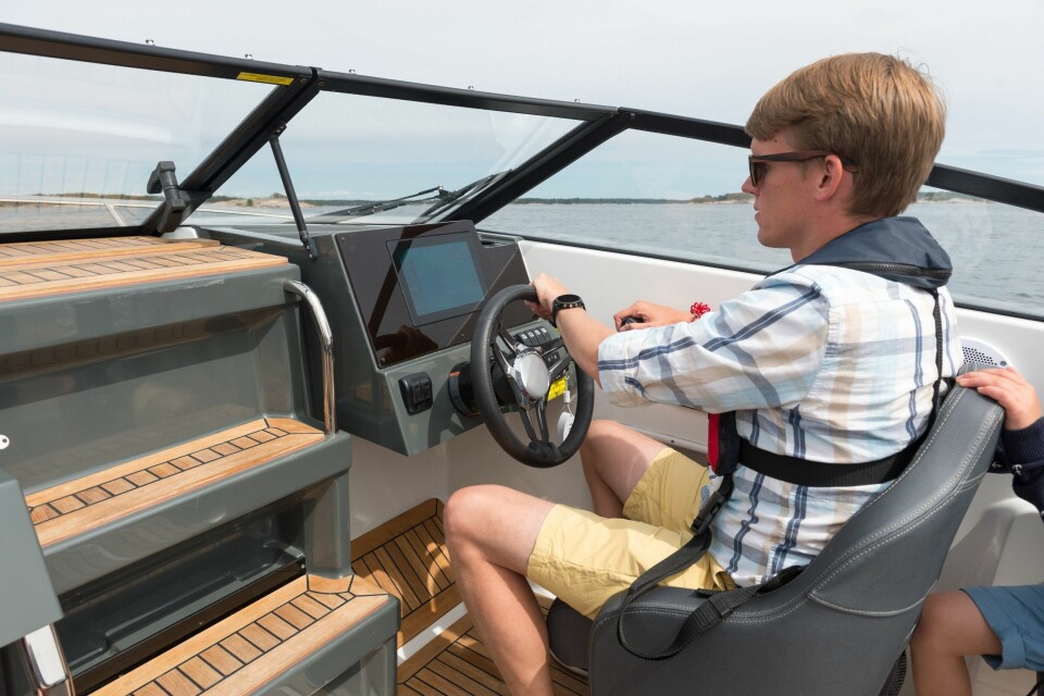 BRA: Førerplass med moderne skjermbasert betjening. Bred trapp, smale trinn.