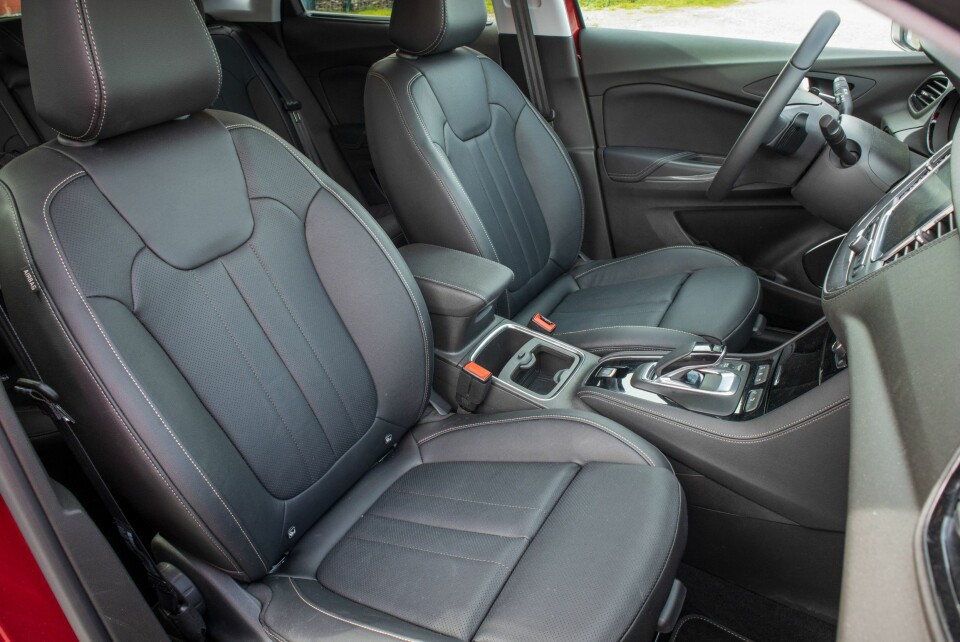 BEHAGELIG: Gode seter og sittestilling i Opel.