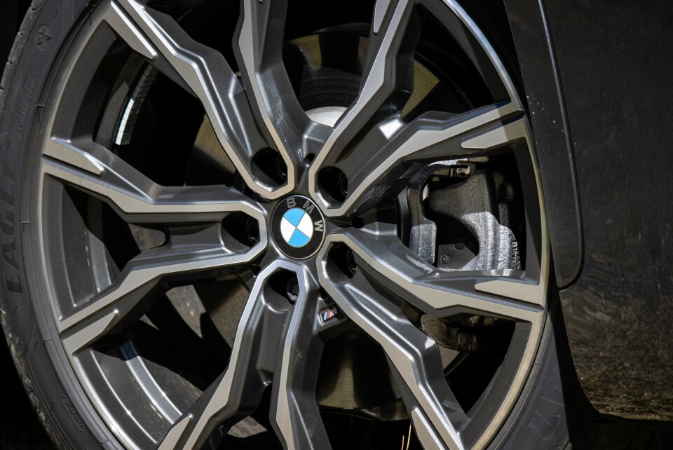 STØYER: Sportslige dekk bidrar til et merkbart høyere støynivå i BMW.