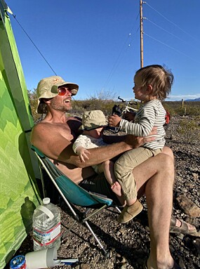 <b>TID SAMMEN:</b> Pappa Rune koser seg med barna utenfor teltet i solskinnet.