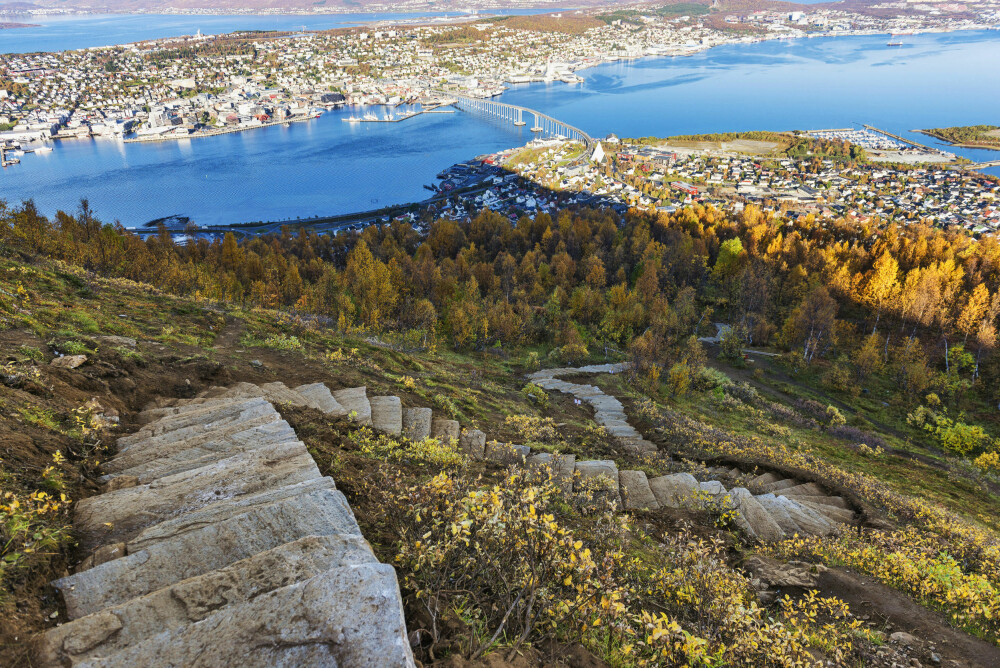 AKSLASTIEN: Her har du panoramautsikt over Tromsø.