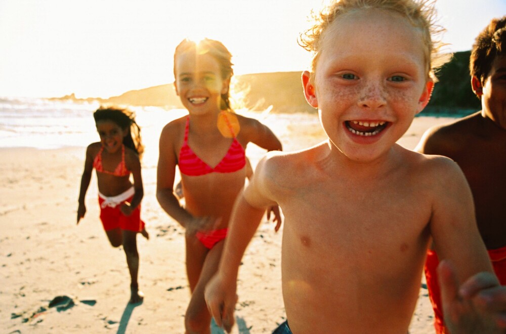 <b>SOMMERGLEDE:</b> Barn elsker å bade og leke ut, da er det viktig å passe på at den sensitive huden deres er beskyttet. 