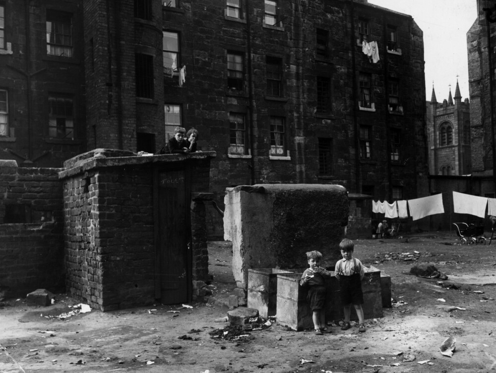 <b>SLUM:</b> Glasgow hadde noen av de verste slumområdene i Europa, som her i Gorbals. Enorme, offentlig finansierte boligmaskiner skulle gi slumbeboerne et nytt og bedre liv.