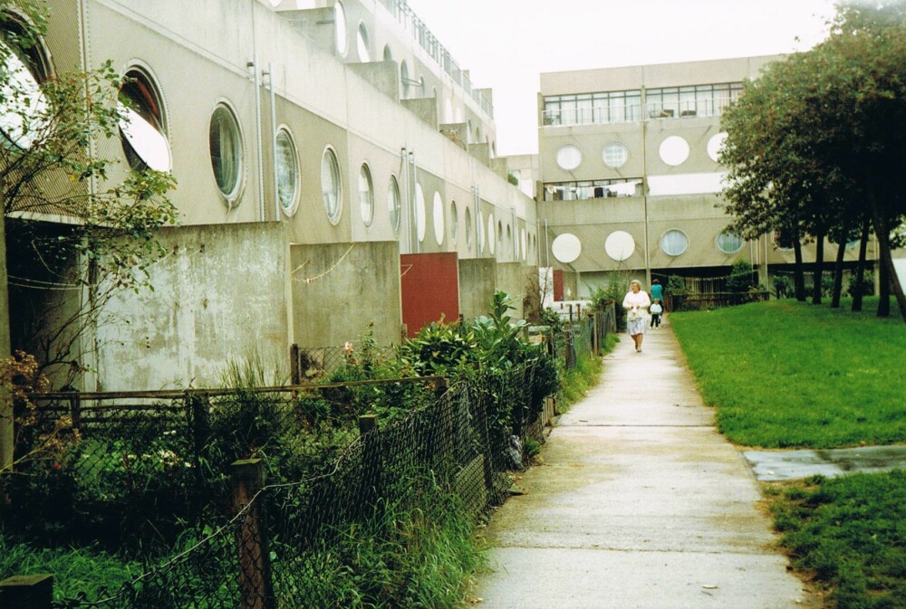 <b>TYPISK:</b> Southgate Estate i Runcorn New Town var typisk for hvordan mange opplevde de <br/>funksjonalistiske boligprosjektene, som brutale, menneskefiendtlige  boligmaskiner i betong.