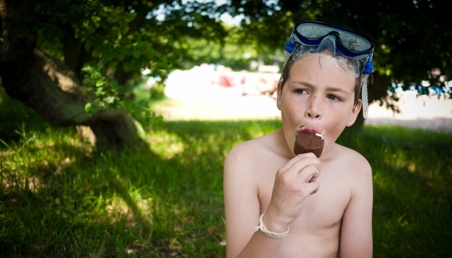 BARN OG IS I SOMMERFERIEN: For det aktive barne er det ifølge ekspertene helt greit å spise et par is om dagen nå i sommervarmen. Men la det ikke bli en vane i hverdagen.