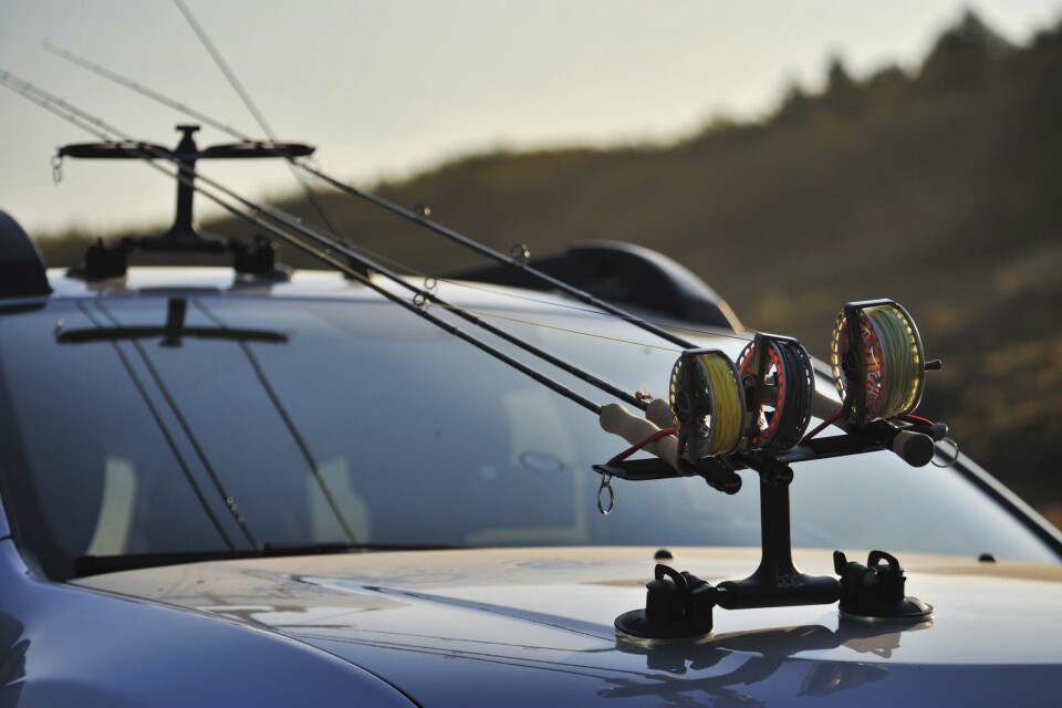 RETT UTSTYR: Det kan lønne seg å gå til anskaffelse av stangstativ på bilen. Husk å fiske med riktige fluer som går fint i høyt tempo. Da øker du sjansen for å lande en sjøørret slik som artikkelforfatteren har landet.